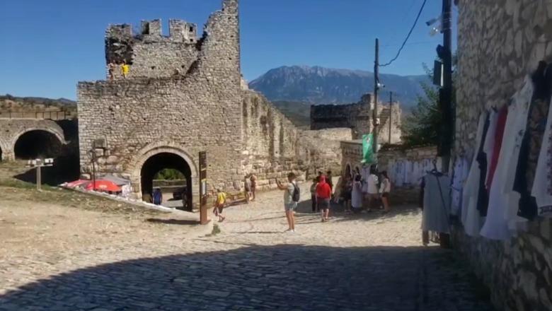 70 mijë të huaj vizitojnë Beratin, 10% më shumë se në vitin 2025! Historia dhe mikpritja vijojnë të tërheqin turistët: Një nga vendet më të bukura në Europë!