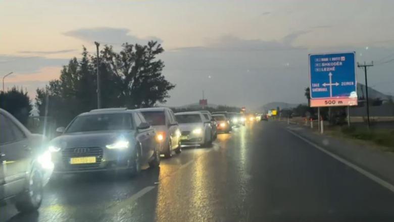 Trafik i rënduar në aksin Lezhë-Milot, radhë të gjata automjetesh! Qytetarët prej disa orësh të 'bllokuar'