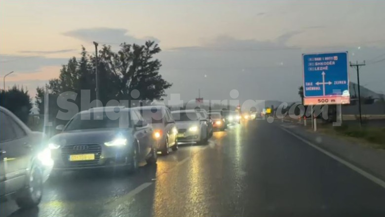 Trafik i rënduar në aksin Lezhë-Milot, radhë të gjata automjetesh! Qytetarët prej disa orësh të 'bllokuar'