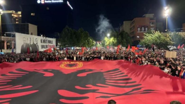 Protestuesit 5 netë në shesh kundër vendimit të Hagës, ‘skuqet’ Prishtina! Shpaloset flamuri Kombëtar gjigant, kërkohet drejtësi për 4 ish-krerët e UÇK