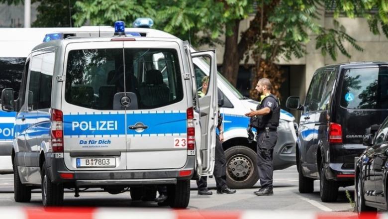 Vritet me thikë 15-vjeçari në Gjermani, policia shpall në kërkim 22-vjeçarin nga Kosova