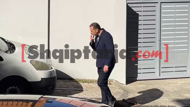Pas kontrolleve në shtëpi, Ilir Proda merret në pyetje në SPAK! Pasi del Prokuroria e Posaçme, shfaqet duke pirë cigare (VIDEO)