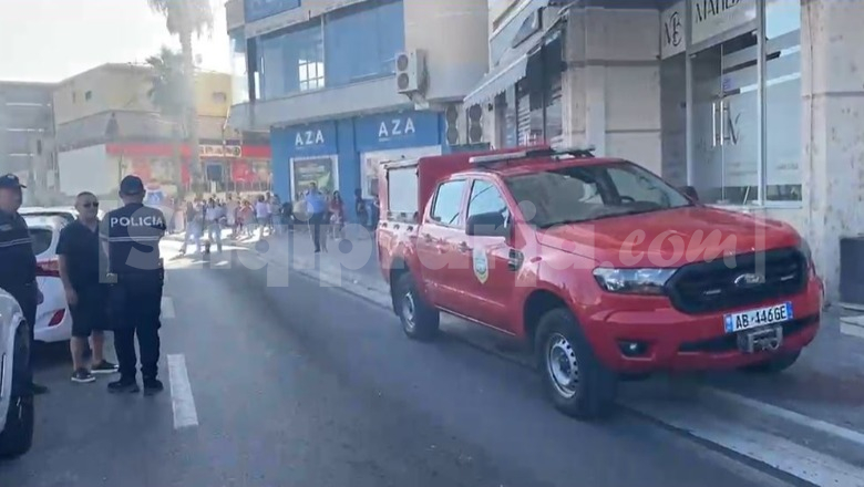 Momente paniku në një pallat në Lushnjë, zjarri përfshin ambientet e parkimit të automjeteve! Tymi alarmon banorët, braktisin shtëpitë dhe dalin në rrugë