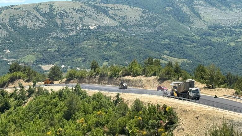 Drejt përfundimit rruga Berat-Ballaban, vijojnë punimet për shtrimin e asfaltit dhe vendosjen e sinjalistikës e barrierave