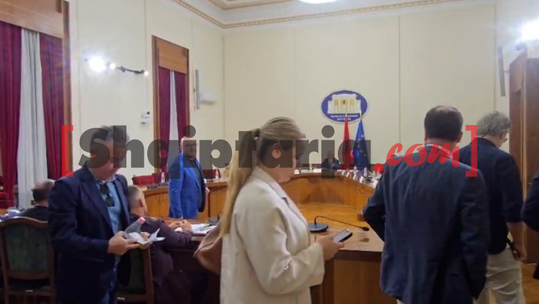 S’ka marrëveshje për ‘territorialen’! Opozita braktis Komisionin e Ligjeve: Drafti të kthehet pas! PS vijon diskutimin e vetme