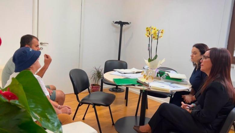 PD e akuzoi se nuk priti një qytetari të sëmurë, Spahiu publikon foton nga takimi: Mos bëni politikë me problemet shëndetësore
