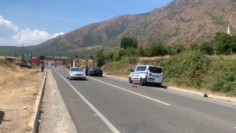 Makina del nga rruga në aksin Bulqizë–Krastë, humb jetën shoferi