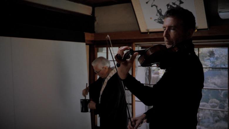 “The bow and the brush”, dokumentari i Papavramit në Tiranë! Violinisti virtuoz, një udhëtim artistik me murgun budist