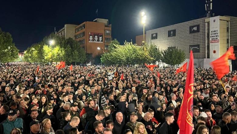Kosovë/ ‘Jo në emrin tim’, mijëra qytetarë sërish protestë në mbështetje të ish krerëve të UÇK-së! Thirrje institucioneve të veprojnë