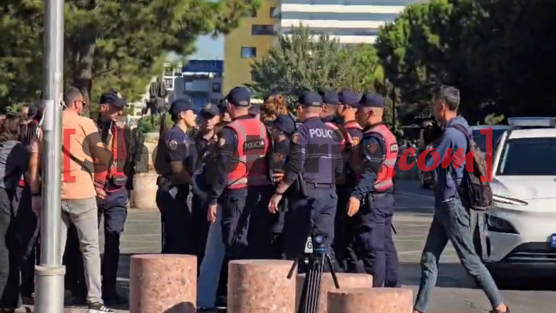 Protestuesit mblidhen jashtë Kuvendit, tentojnë të bllokojnë qarkullimin! 2 të shoqëruar