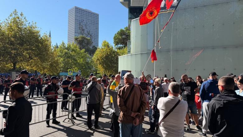 Protestuesit mblidhen jashtë Kuvendit, tentojnë të bllokojnë qarkullimin! 2 të shoqëruar (VIDEO)