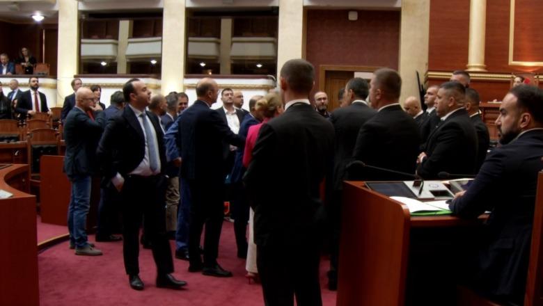 Deputetët e opozitës rrethojnë Blendi Klosin, rrëzohet kërkesa e PD për ndryshimin e rendit të ditës! Bllokohet foltorja, Peleshi njofton pushim