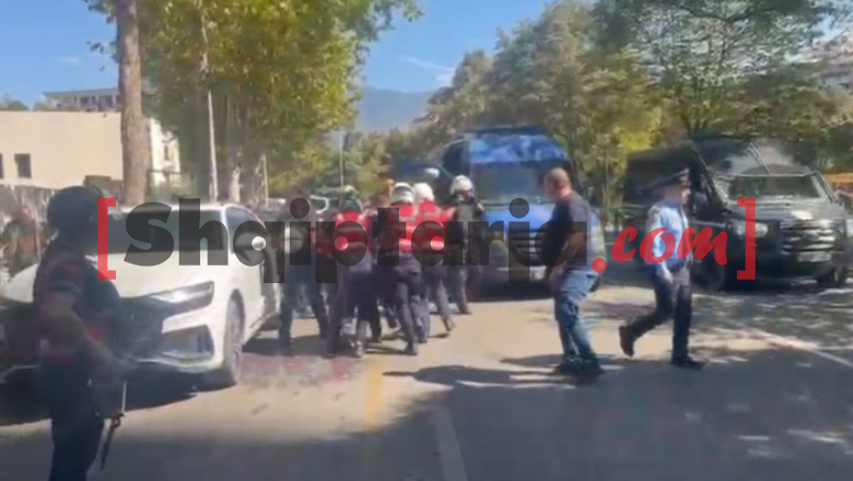 Protestuesit mblidhen jashtë Kuvendit, tentojnë të bllokojnë qarkullimin! 2 të shoqëruar, mes tyre edhe Dritan Goxhaj (VIDEO)