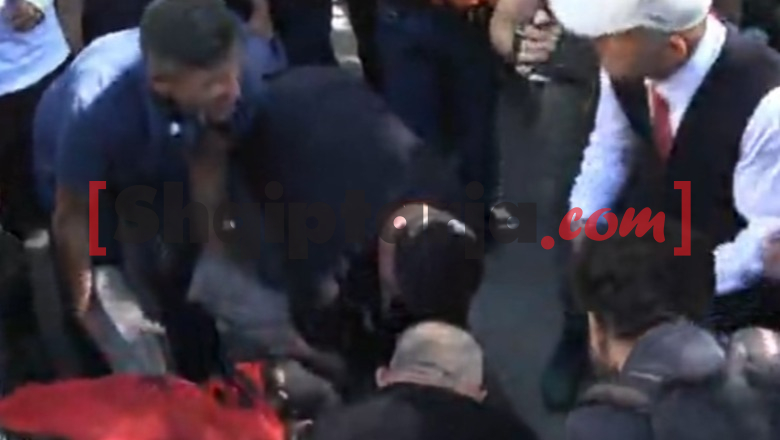 Protesta/ Një protestues ndihet keq, qytetarët i japin ndihmën e parë! Mbërrin ambulanca
