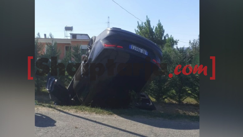Krujë/ Makina përfundon e kthyer përmbys në kanal, plagosen rëndë dy të rinj, dërgohen te Trauma
