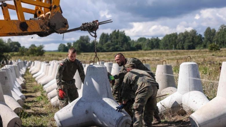 Një udhëtim drejt kufirit të militarizuar midis Evropës dhe Rusisë, kryeministri Tusk: E dimë që Putini po planifikon diçka