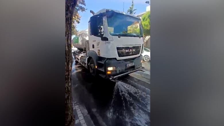 Bashkia e Tiranës nis pastrimin dhe larjen e rrugëve, në terren flota e autoboteve