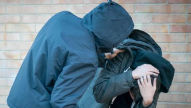 Parandalohet sherri mes dhjetëra të miturve në Yzberisht, 23 adoleshentë nën hetim! Policia u gjen edhe shkopinj bejsbolli