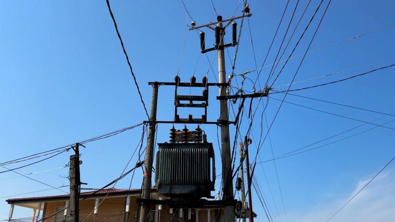 Dëmtohen shtyllat elektrike në Barbullojnë të Lezhës, OSSH: Nis investimi, do të vendosen 13 kabina të reja