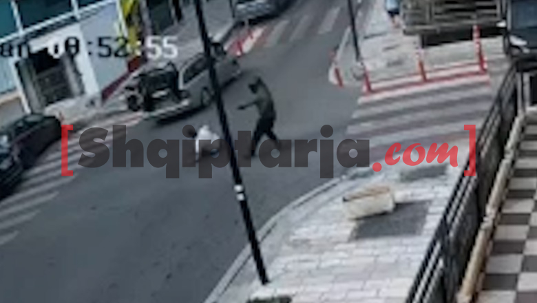 Report Tv siguron videon e eliminimit të Tanit të Ruzhdiut në Sarandë! 44-vjeçari ia mbath pasi qëllohet, autori me skafandër i vihet pas dhe i shkrep armën në kokë