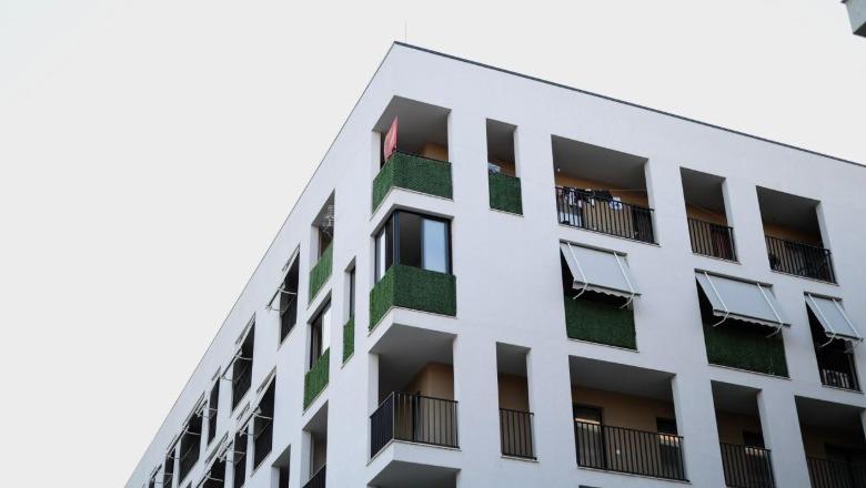 Kombinat, vijon puna për familjet e prekura nga tërmeti i 2019-ës, ministri Demo: Rindërtimi duhet të ecë me ritëm, njerëzit kanë pritur mjaftueshëm