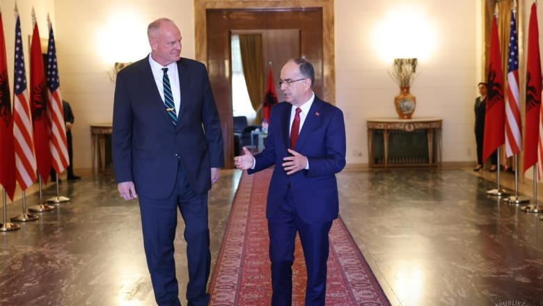 Eric Wendt nis misionin në Tiranë, Ambasada e SHBA: Do çojë para prioritetet e Trump, përfshi luftën kundër grupeve kriminale