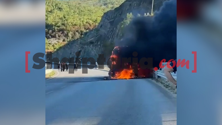 Autobusi përfshihet nga flakët në autostradën Tiranë-Elbasan, Policia dhe forcat zjarrfikëse në vendngjarje