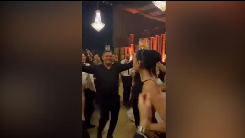 Dua Lipa sërish në Kosovë, ‘e djeg’ në dasmë! Shoqëron të atin duke kërcyer me gotë mbi kokë