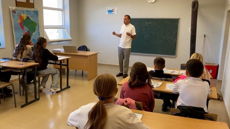 Shpopullimi/ Bie numri i nxënësve në grykë-çajë të Kukësit, numërohen vetëm 90! Rruga pa asfalt, shteti nuk siguron transport për mësuesit