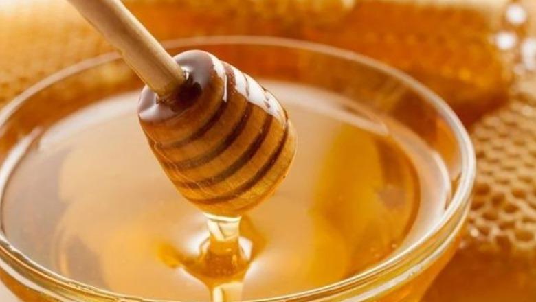 Forcon imunitetin, arsyet përse duhet të hani një lugë mjaltë përpara gjumit