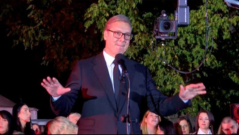 Vuçiç del para mbështetësve pak para se të japë dorëheqjen si president: Faleminderit që qëndruat me vendin tuaj