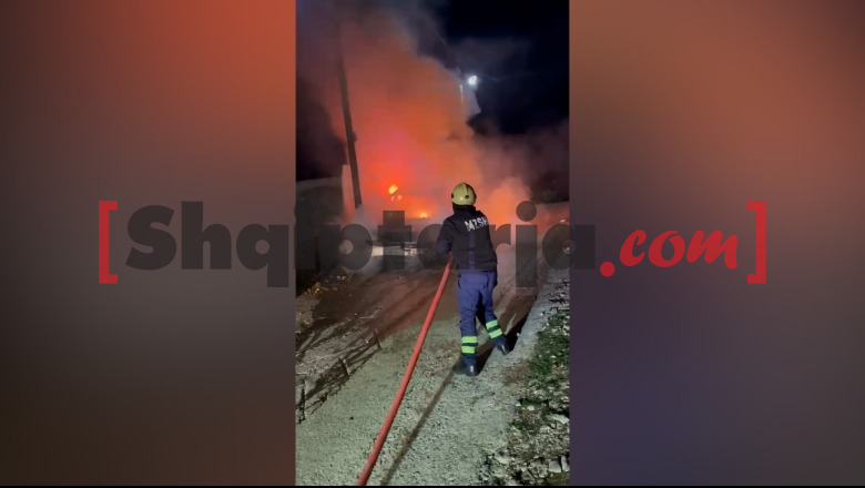 Makina përfshihet nga flakët në Gjirokastër, shkrumbohet plotësisht