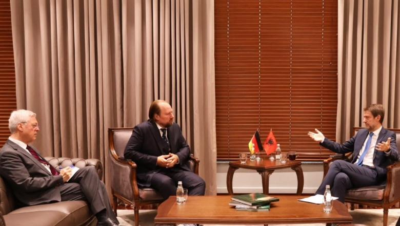 Hoxha takim me Kryetarin e Komisionit për Çështjet e BE-së në Bundestag: Gjermania mbështetëse e rrugëtimit evropian, Shqipëria progres me agjendë ambicioze reformash