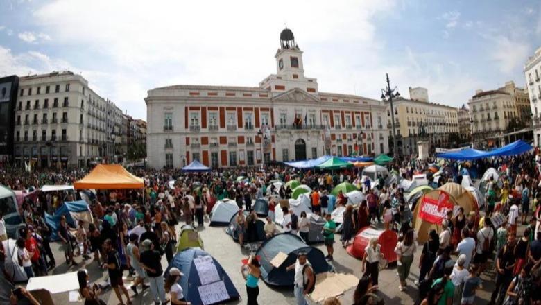 I rritën qiranë me 275% dhe e nxorën nga shtëpia pas 70 vitesh, rasti i  87-vjeçares ndez protestat në Madrid, protestuesit mbushin sheshin me çadra kampingu