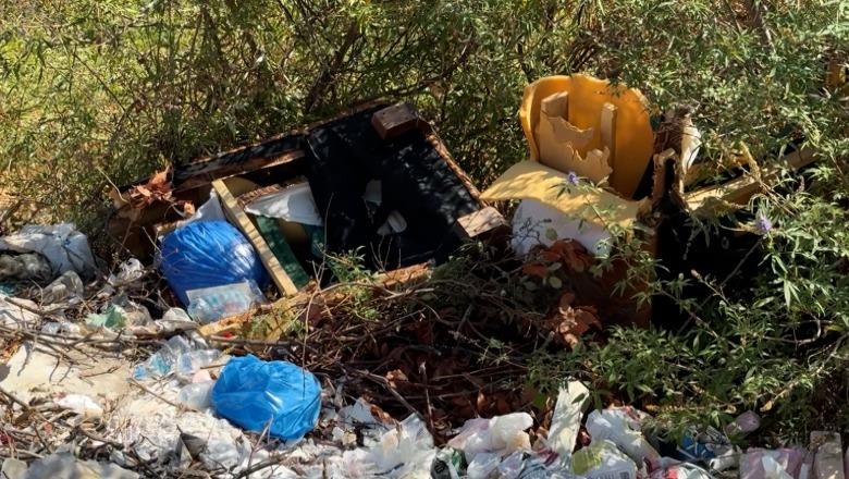 Qese e bidona plastike/ Ndotet lumi Mat, brigjet kthehen në ‘landfill’ me plehra