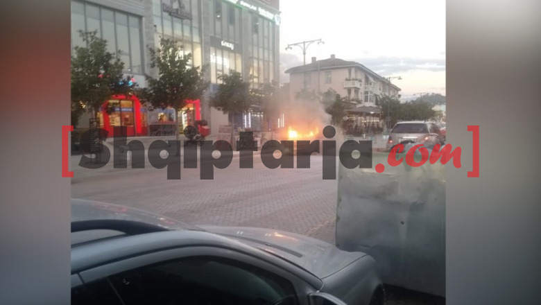 Elbasan/ Një makinë përfshihet nga flakët në qendër të qytetit