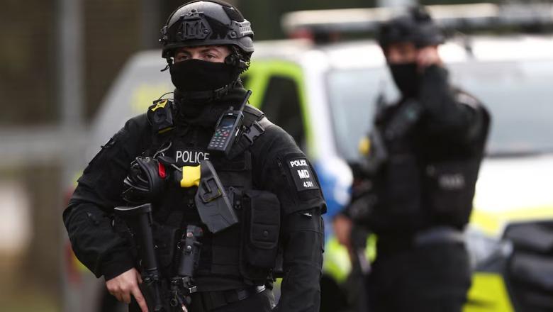 U arrestuan për një sulm të mundshëm afër bazës amerikane në Britaninë e Madhe, pesë të dyshuarit lirohen pas një dite