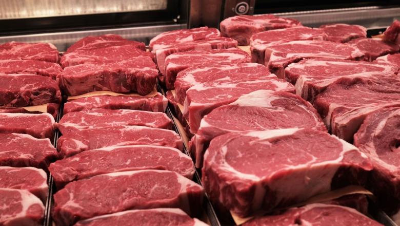 Ndalimi i importeve të mishit nga Brazili, përpunuesit paralajmërojnë rritje të çmimeve deri në 40%! Piku pritet në dhjetor