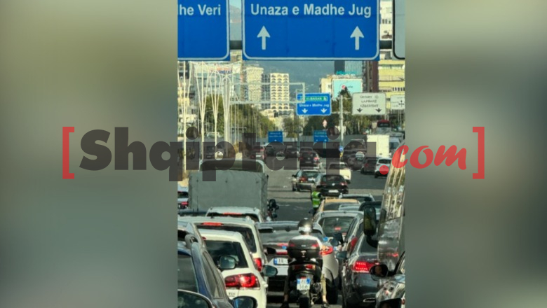 Trafik i rënduar në aksin Durrës-Tiranë, radhë kilometrike mjetesh! Polici bllokon fluksin e makinave në autostradë