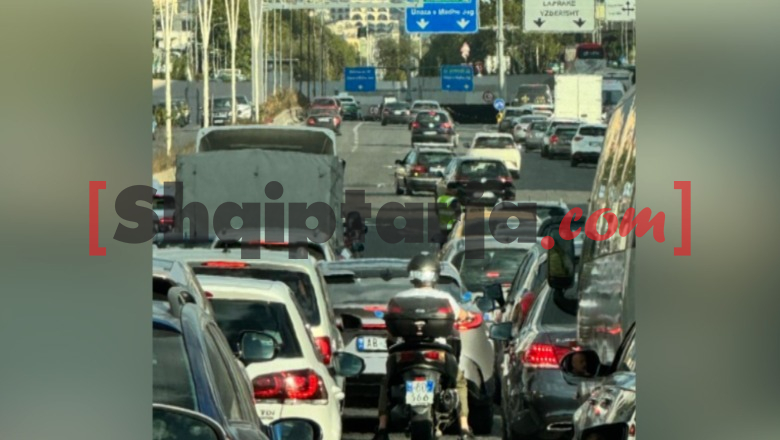 FOTO/ Trafik i çmendur në aksin Durrës-Tiranë, radhë kilometrike mjetesh në hyrje të kryeqytetit...dhe një polic që bllokon fluksin nga autostrada!