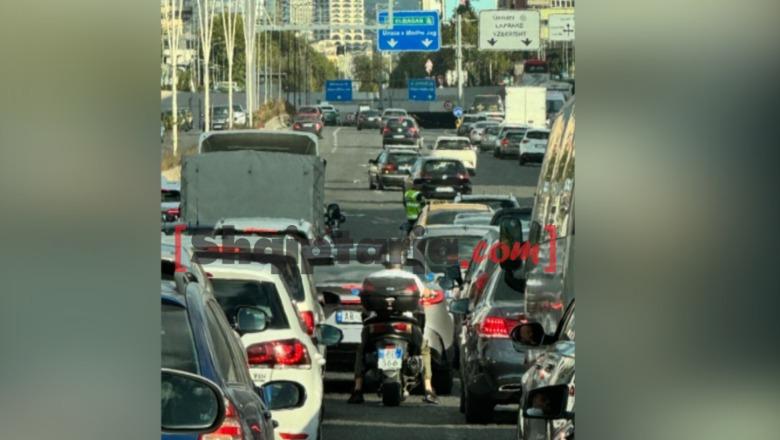 FOTO/ Trafik i çmendur në aksin Durrës-Tiranë, radhë kilometrike mjetesh në hyrje të kryeqytetit...dhe një polic që bllokon fluksin nga autostrada!