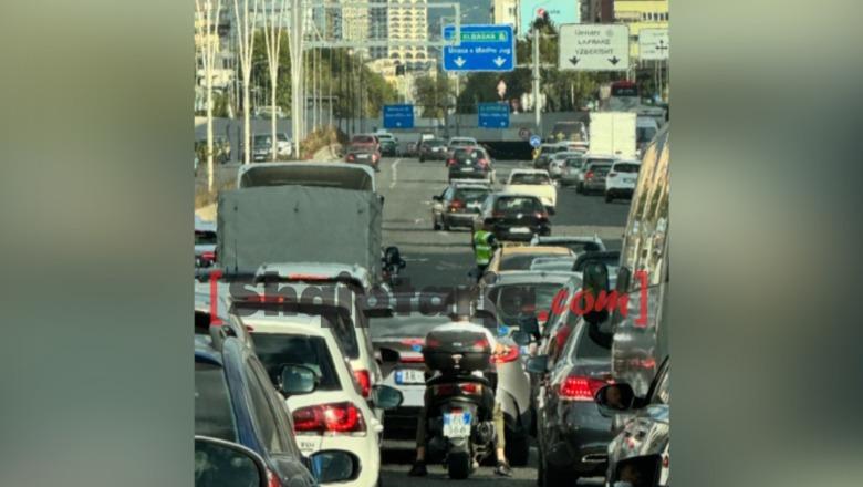 PAMJET ME DRON/ Trafik i çmendur në aksin Durrës-Tiranë, radhë kilometrike mjetesh në hyrje të kryeqytetit...dhe një polic që bllokon fluksin nga autostrada!