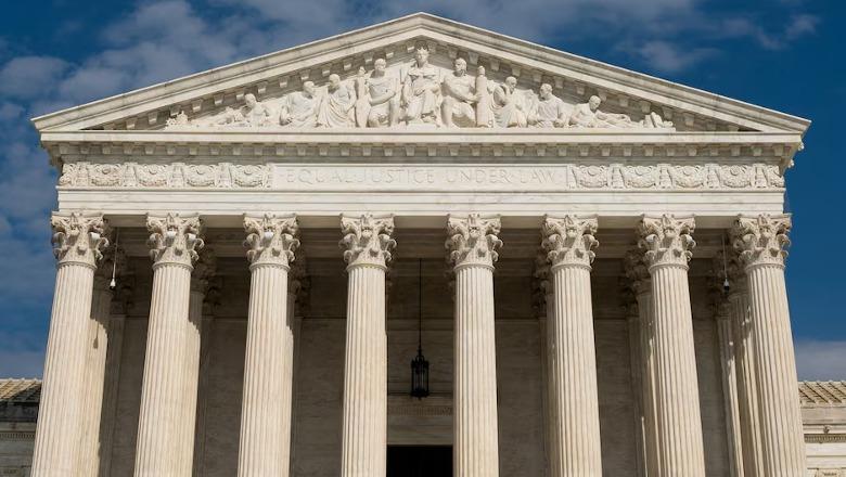 Gjykata Supreme lejon Trumpin të rifillojë dëbimet e emigrantëve nga vendet e treta