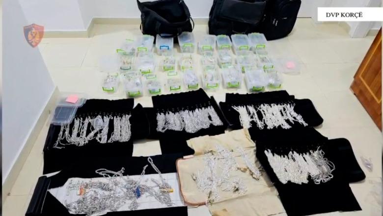 Shisnin bizhuteri argjendi pa fatura në Korçë, procedohen penalisht 2 persona
