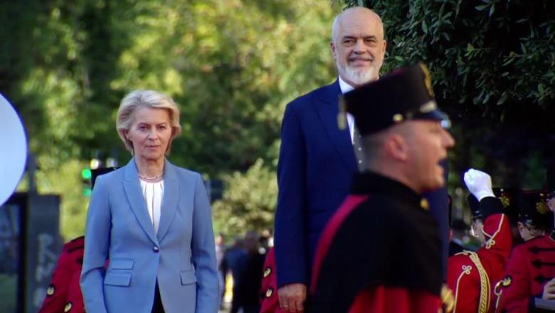 Von der Leyen në Tiranë, pritet nga Rama! Protestuesit pranë Kryeministrisë, policia i bllokon me kordon