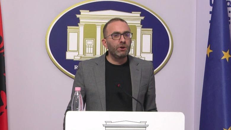 Përplasjet te Ministria e Arsimit, Bardhi thirrje policisë: Duart larg studentëve!