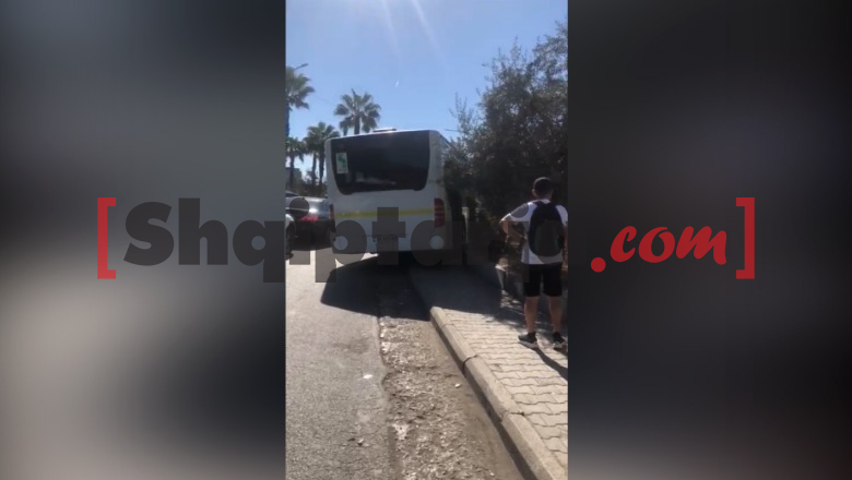 Autobuzi i linjës Vorë-Tiranë përplaset me bordurën dhe ndalet mbi trotuar! Nuk ka të lënduar