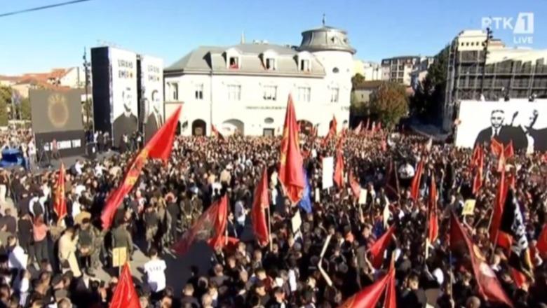 Vendimi i Hagës për ish-krerët e UÇK, Kosova për të 16-tën ditë në protestë! Mijëra qytetarë në sheshin ‘Skënderbeu’