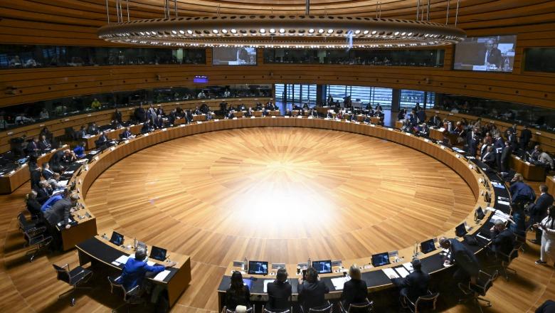 BE miraton rregullat e reja për dëbimin e emigrantëve, azilkërkuesit e refuzuar mund të dërgohen në kampe jashtë Bashkimit Europian