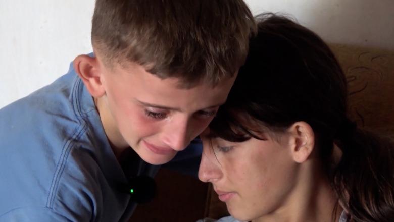 Varfëri ekstreme në Këlcyrë/ ‘Unë i mbaj çantat, shkojmë në shkollë me bukën thatë!’, Kristi me lot në sy kërkon ndihmë për motrën e sëmurë